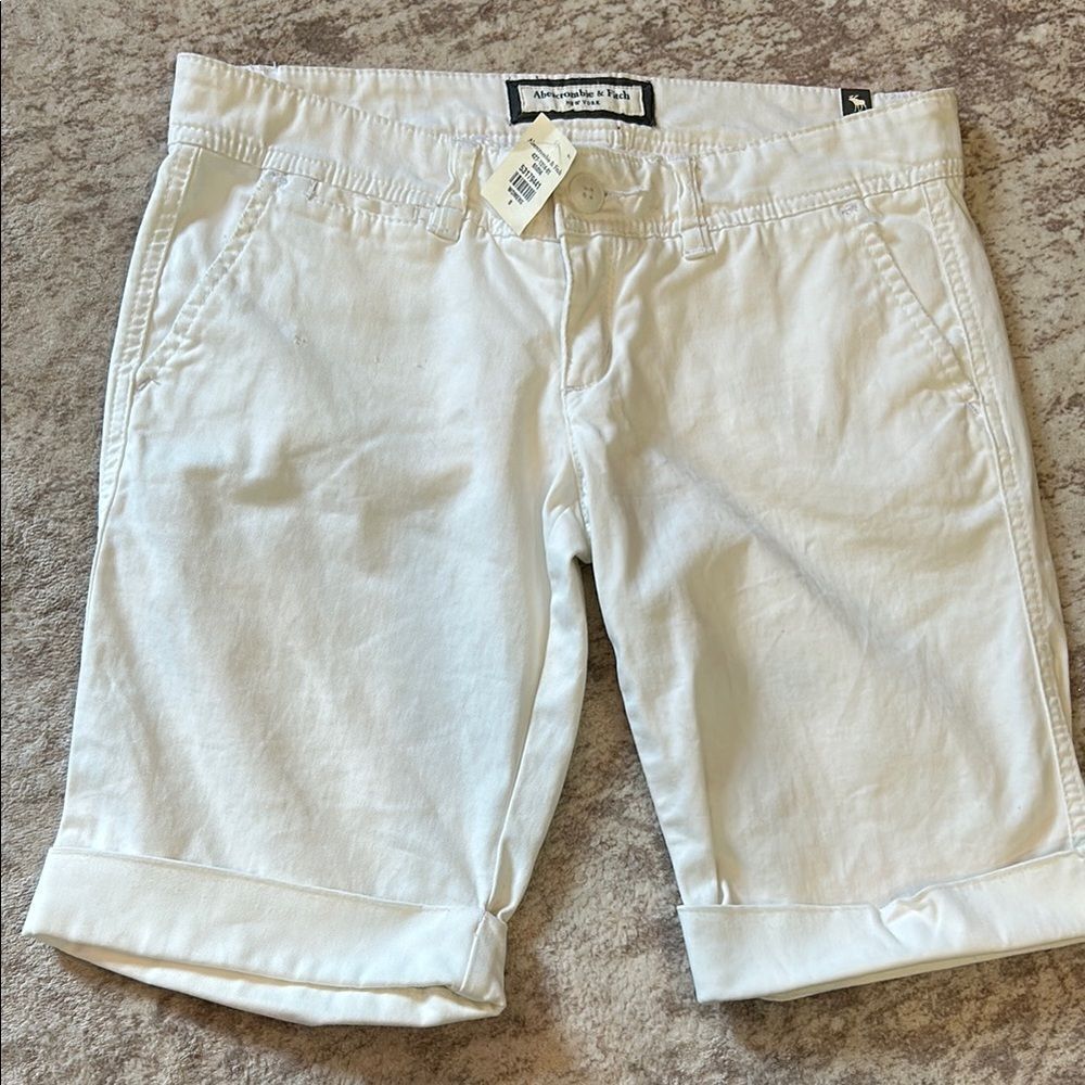 Abercrombie and Fitch new white Bermuda 0 new with tags